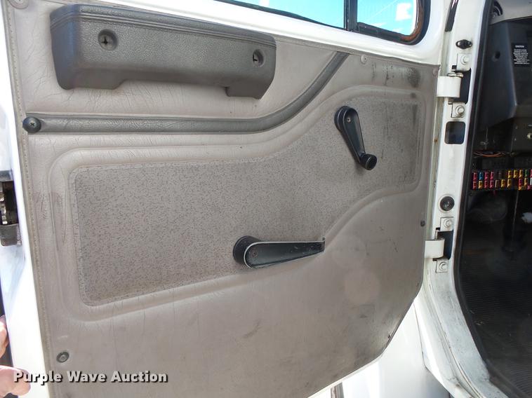 image for item DB7365 2001 International 4700 box truck