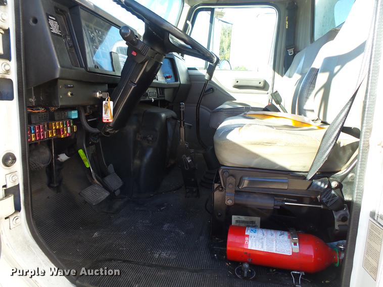 image for item DB7365 2001 International 4700 box truck