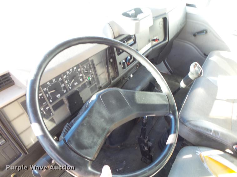 image for item DB7365 2001 International 4700 box truck