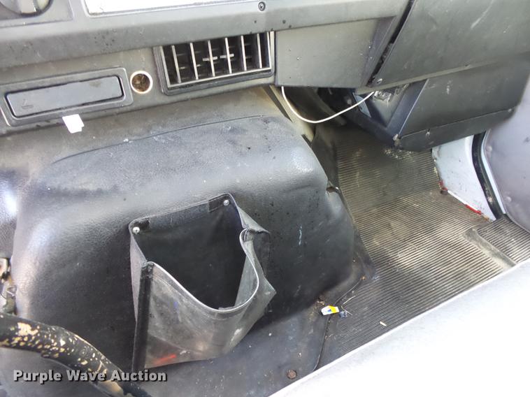 image for item DB7365 2001 International 4700 box truck