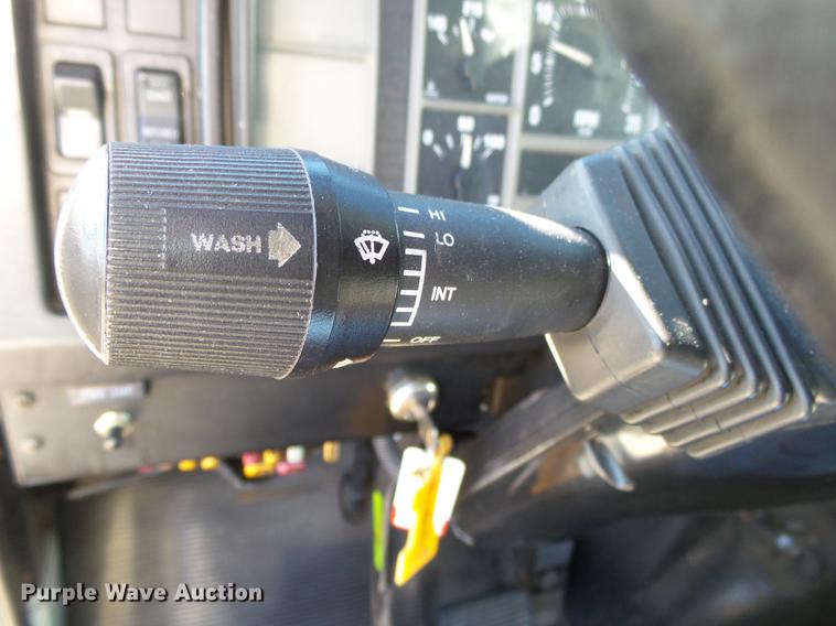 image for item DB7365 2001 International 4700 box truck