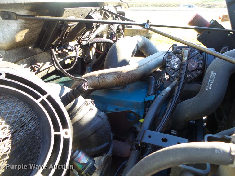 image for item DB7365 2001 International 4700 box truck