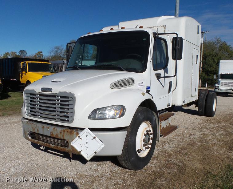 image for item DB7366 2006 Freightliner Business Class M2 truck chassis