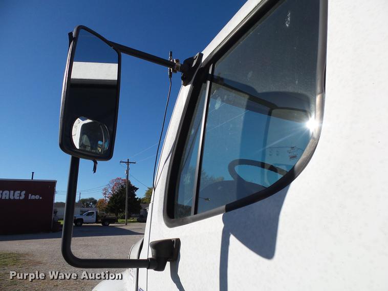 image for item DB7366 2006 Freightliner Business Class M2 truck chassis