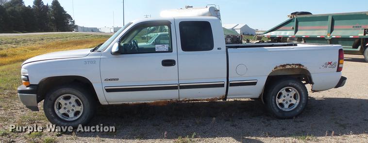 image for item DB8053 2000 Chevrolet Silverado 1500 Ext. Cab pickup truck