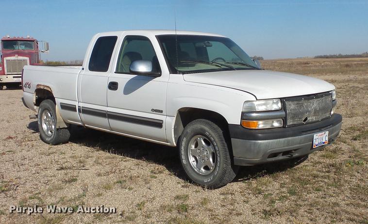 image for item DB8053 2000 Chevrolet Silverado 1500 Ext. Cab pickup truck