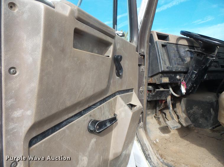 image for item DB8062 1990 International 4700 delivery truck