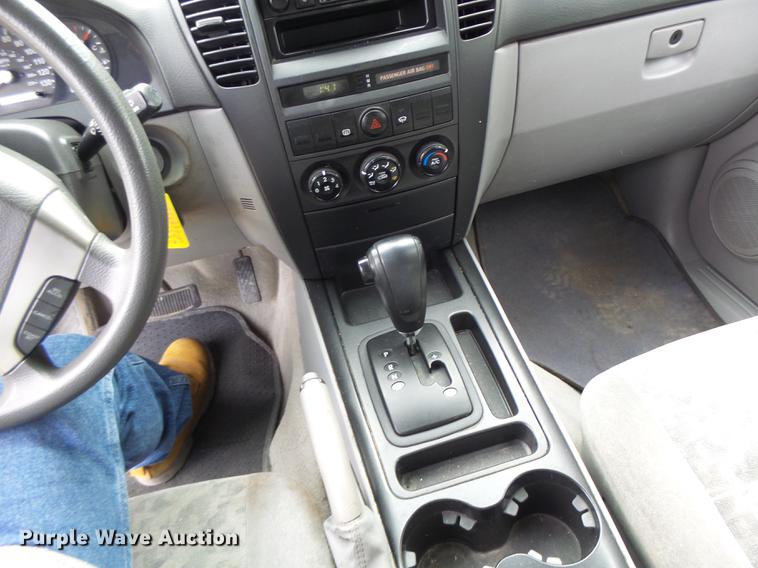 image for item DB9933 2006 Kia Sorento SUV