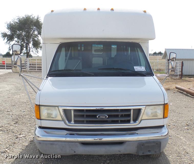 image for item DC1853 2003 Ford Econoline E450 Super Duty shuttle bus