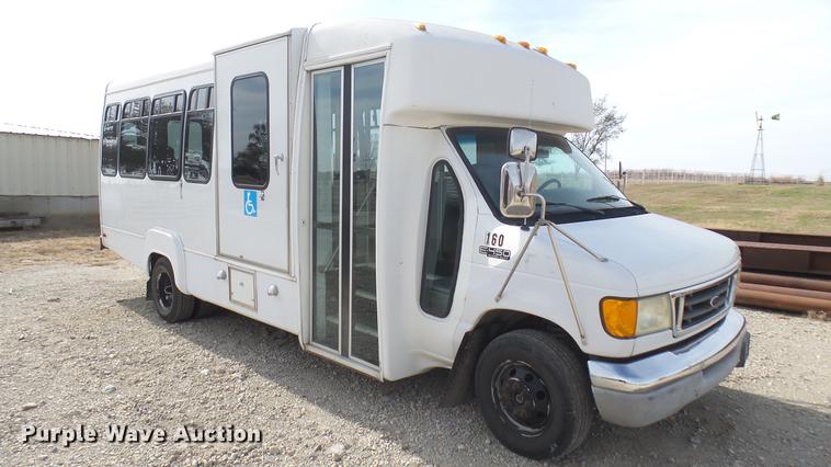 image for item DC1853 2003 Ford Econoline E450 Super Duty shuttle bus