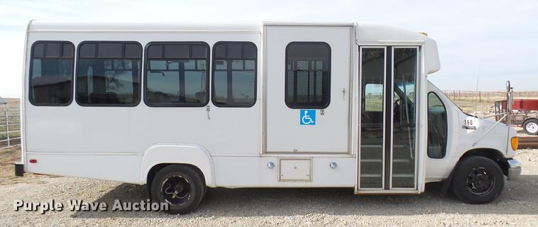 image for item DC1853 2003 Ford Econoline E450 Super Duty shuttle bus