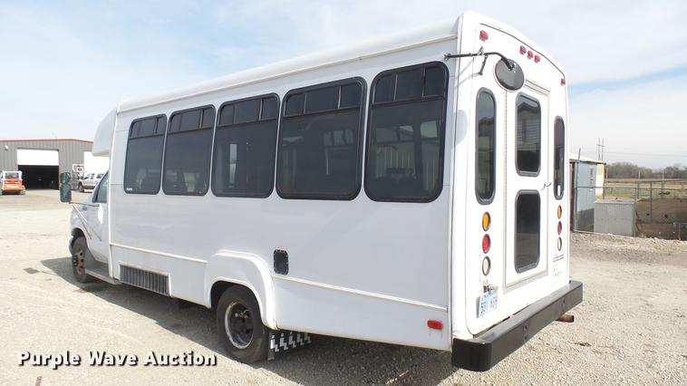 image for item DC1853 2003 Ford Econoline E450 Super Duty shuttle bus