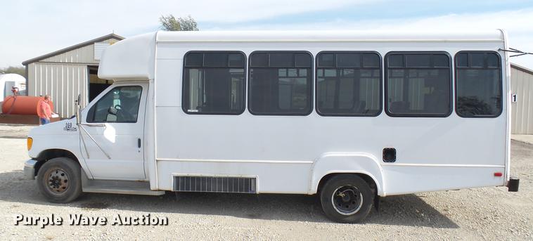 image for item DC1853 2003 Ford Econoline E450 Super Duty shuttle bus