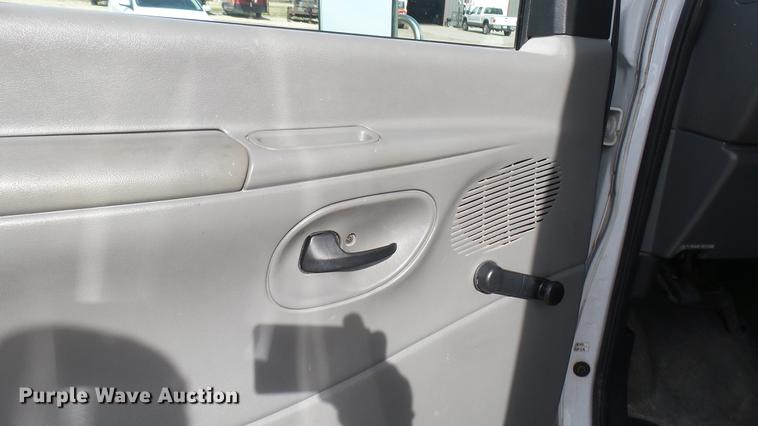 image for item DC1853 2003 Ford Econoline E450 Super Duty shuttle bus