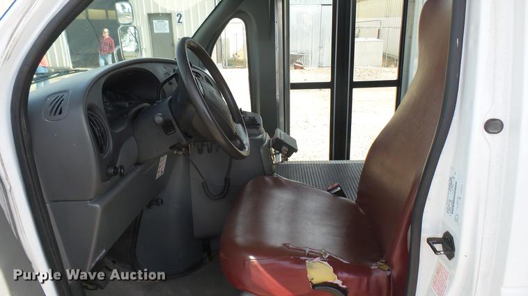 image for item DC1853 2003 Ford Econoline E450 Super Duty shuttle bus