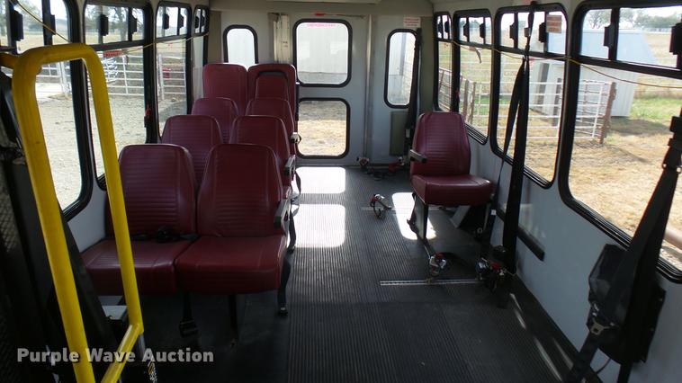 image for item DC1853 2003 Ford Econoline E450 Super Duty shuttle bus