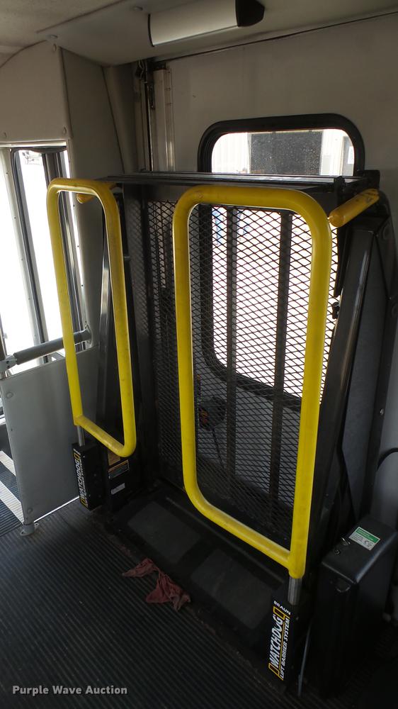 image for item DC1853 2003 Ford Econoline E450 Super Duty shuttle bus