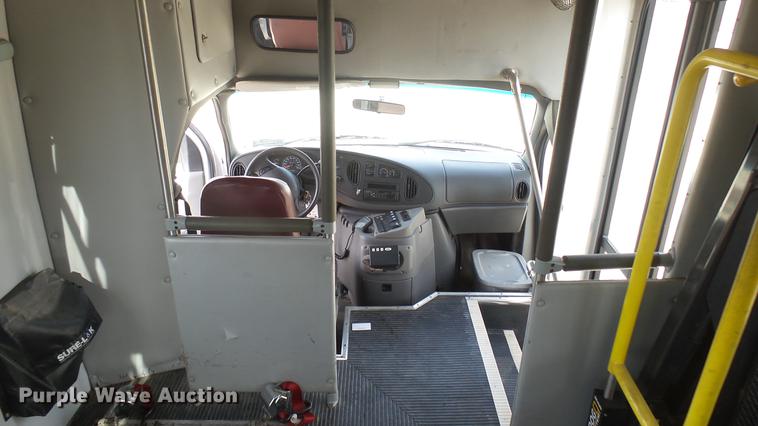 image for item DC1853 2003 Ford Econoline E450 Super Duty shuttle bus