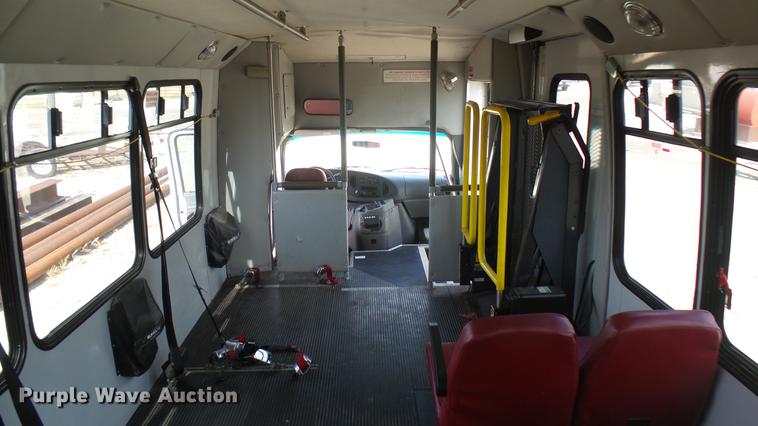 image for item DC1853 2003 Ford Econoline E450 Super Duty shuttle bus