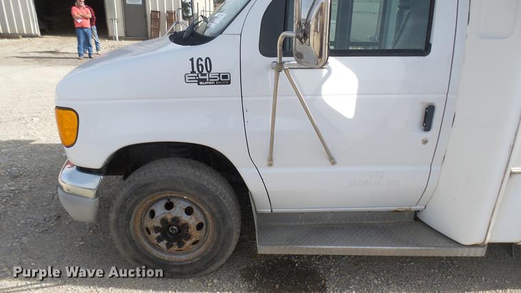 image for item DC1853 2003 Ford Econoline E450 Super Duty shuttle bus