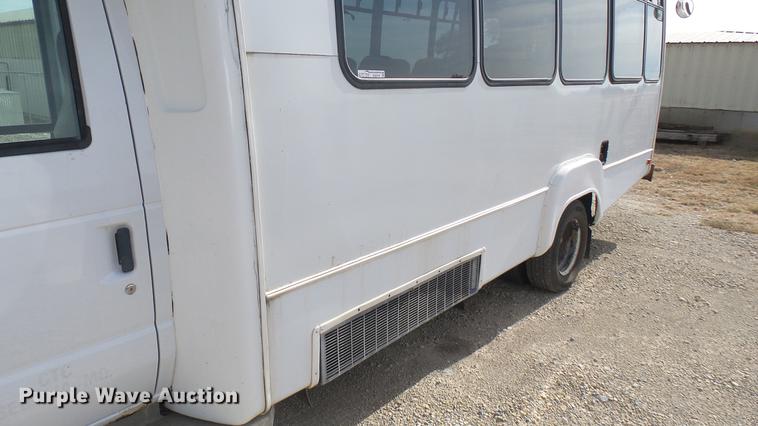 image for item DC1853 2003 Ford Econoline E450 Super Duty shuttle bus