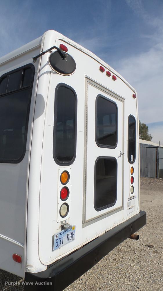 image for item DC1853 2003 Ford Econoline E450 Super Duty shuttle bus