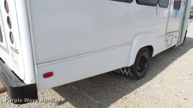 image for item DC1853 2003 Ford Econoline E450 Super Duty shuttle bus