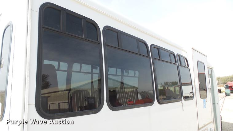 image for item DC1853 2003 Ford Econoline E450 Super Duty shuttle bus