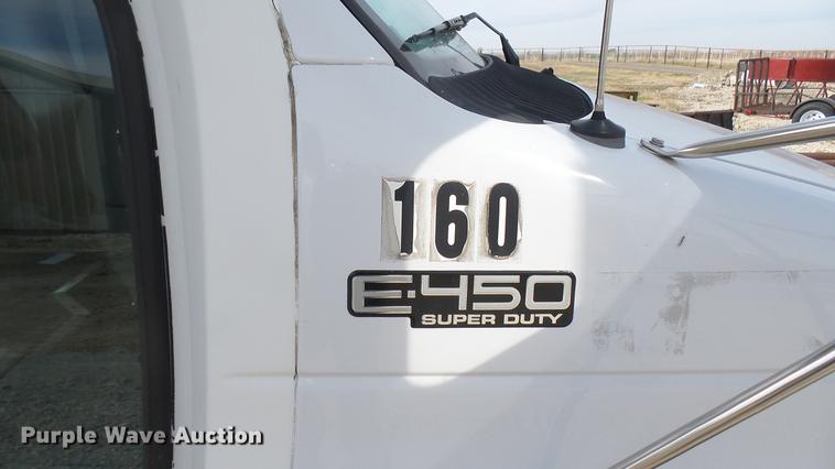 image for item DC1853 2003 Ford Econoline E450 Super Duty shuttle bus