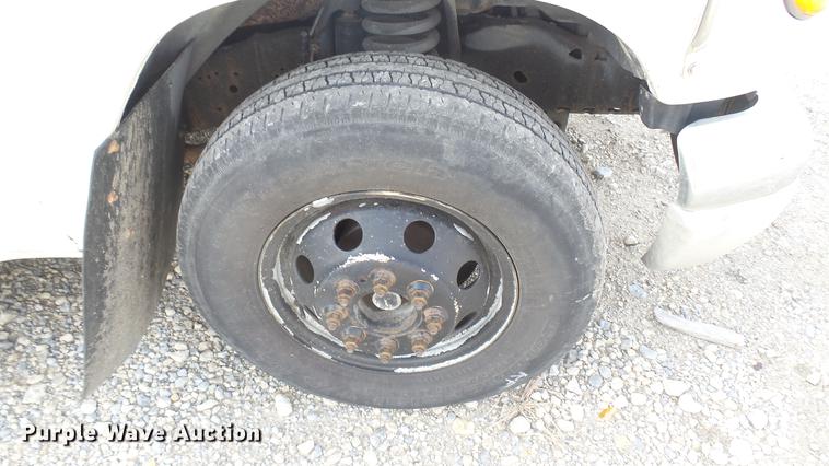 image for item DC1853 2003 Ford Econoline E450 Super Duty shuttle bus