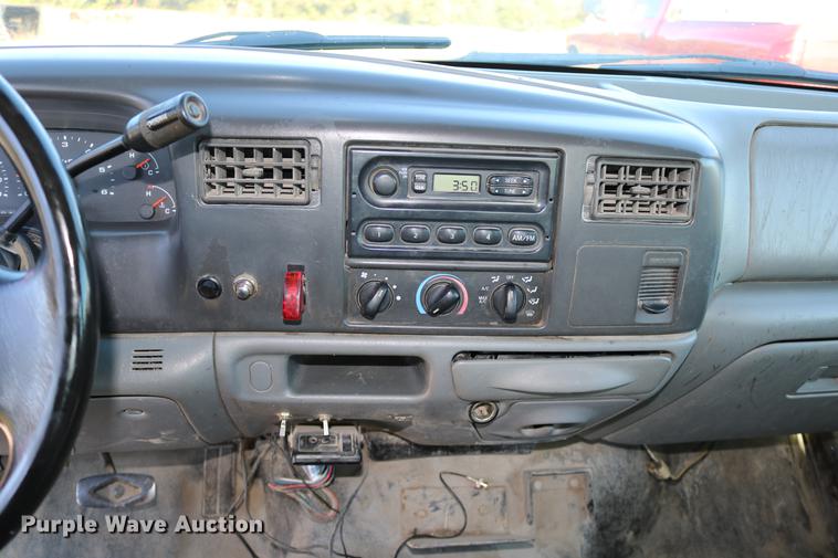 image for item DD0010 2004 Ford F250 Super Duty Crew Cab pickup truck