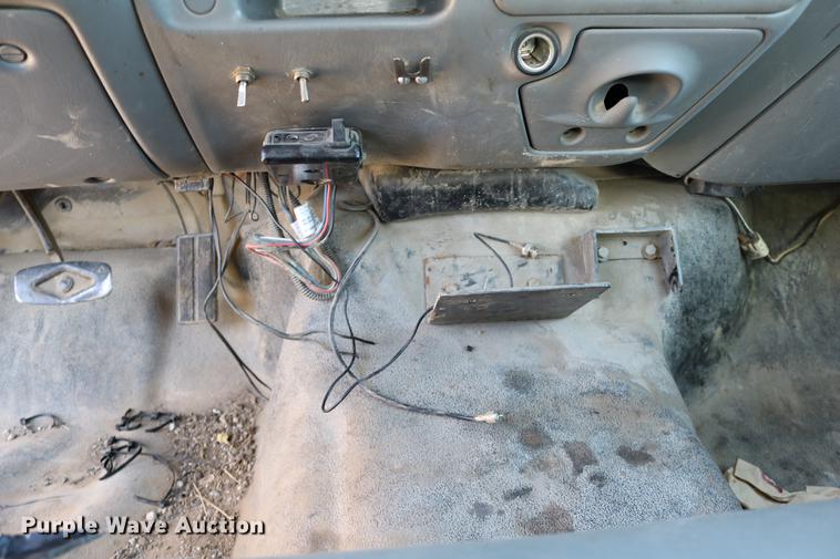 image for item DD0010 2004 Ford F250 Super Duty Crew Cab pickup truck