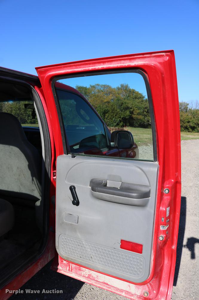 image for item DD0010 2004 Ford F250 Super Duty Crew Cab pickup truck