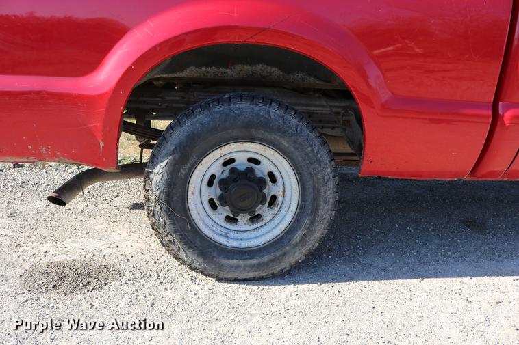 image for item DD0010 2004 Ford F250 Super Duty Crew Cab pickup truck