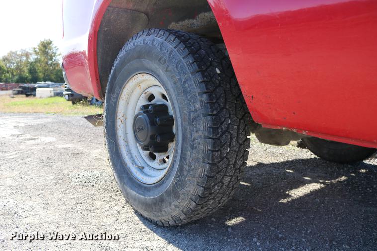 image for item DD0010 2004 Ford F250 Super Duty Crew Cab pickup truck