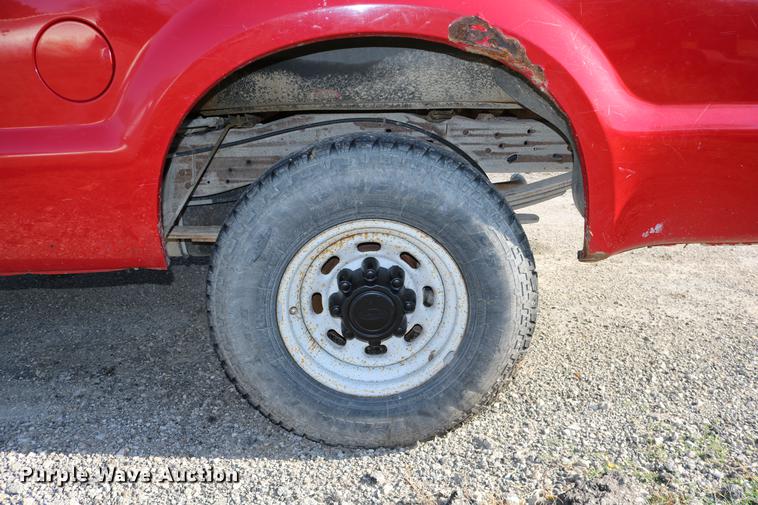 image for item DD0010 2004 Ford F250 Super Duty Crew Cab pickup truck