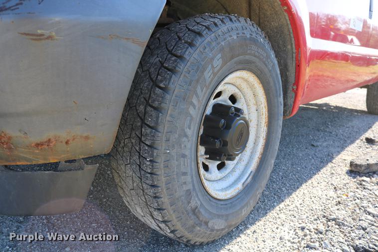 image for item DD0010 2004 Ford F250 Super Duty Crew Cab pickup truck