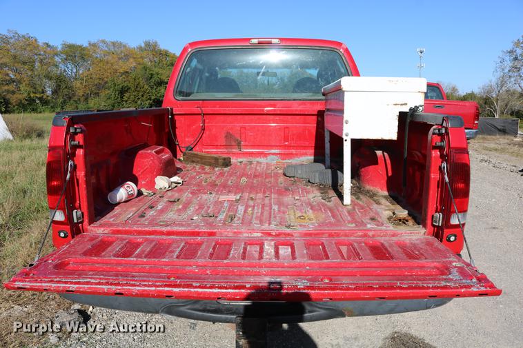 image for item DD0010 2004 Ford F250 Super Duty Crew Cab pickup truck