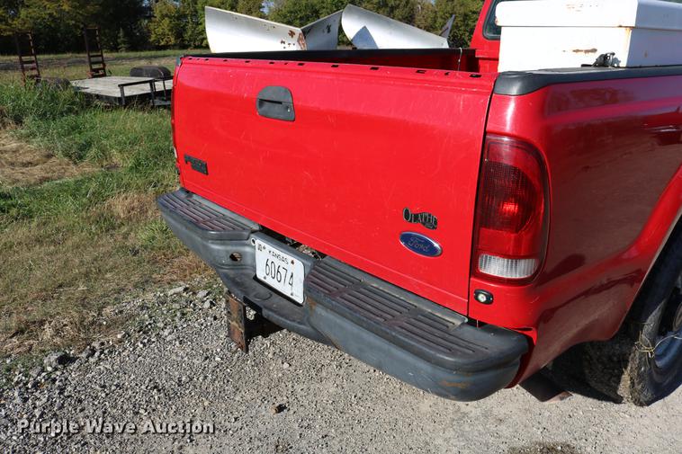 image for item DD0010 2004 Ford F250 Super Duty Crew Cab pickup truck