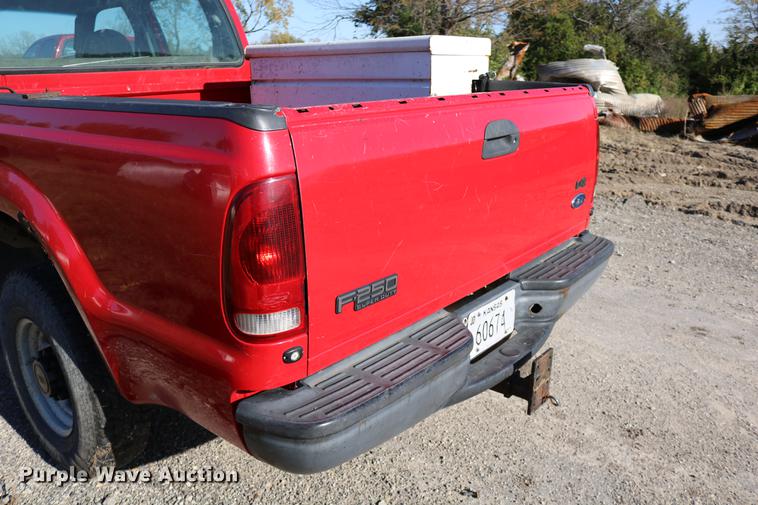 image for item DD0010 2004 Ford F250 Super Duty Crew Cab pickup truck