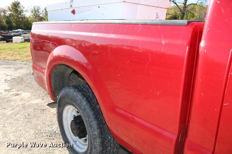 image for item DD0010 2004 Ford F250 Super Duty Crew Cab pickup truck