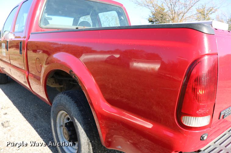 image for item DD0010 2004 Ford F250 Super Duty Crew Cab pickup truck