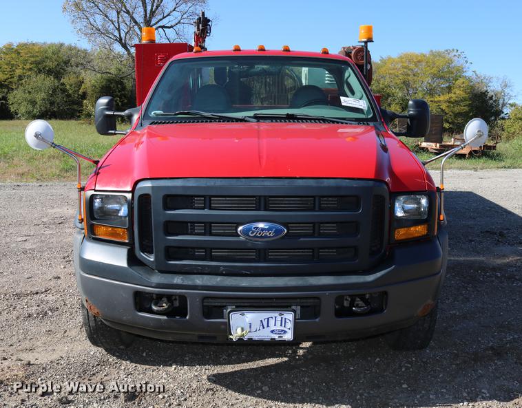 image for item DD0012 2006 Ford F550 Super Duty service truck with crane
