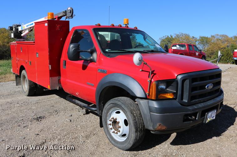 image for item DD0012 2006 Ford F550 Super Duty service truck with crane