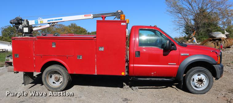 image for item DD0012 2006 Ford F550 Super Duty service truck with crane