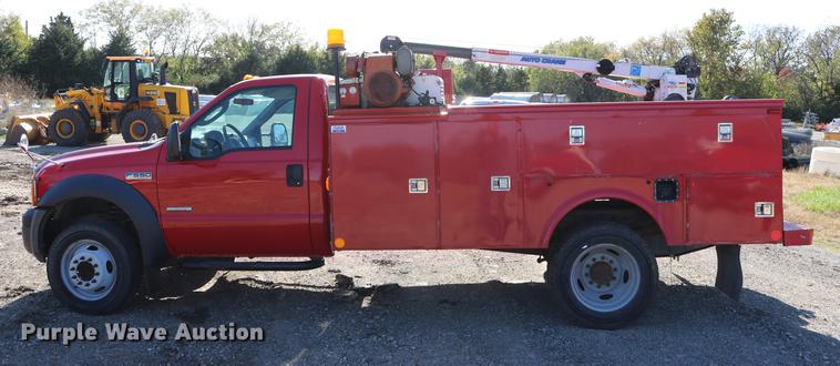 image for item DD0012 2006 Ford F550 Super Duty service truck with crane