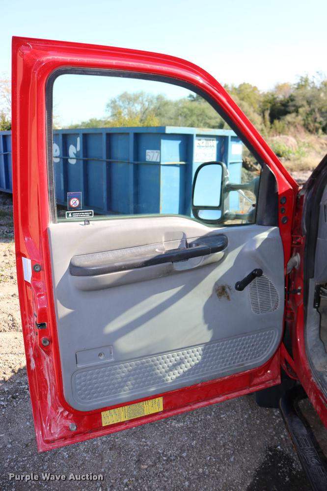 image for item DD0012 2006 Ford F550 Super Duty service truck with crane