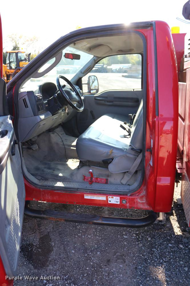 image for item DD0012 2006 Ford F550 Super Duty service truck with crane