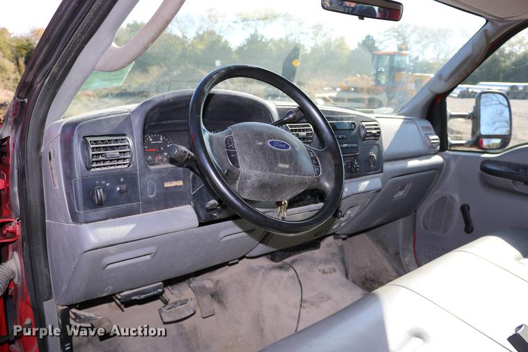 image for item DD0012 2006 Ford F550 Super Duty service truck with crane