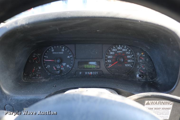 image for item DD0012 2006 Ford F550 Super Duty service truck with crane